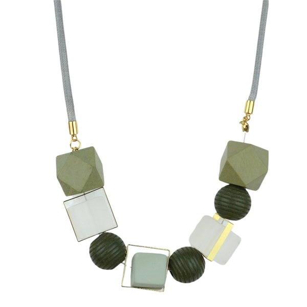 Collar con Piezas Geométricas