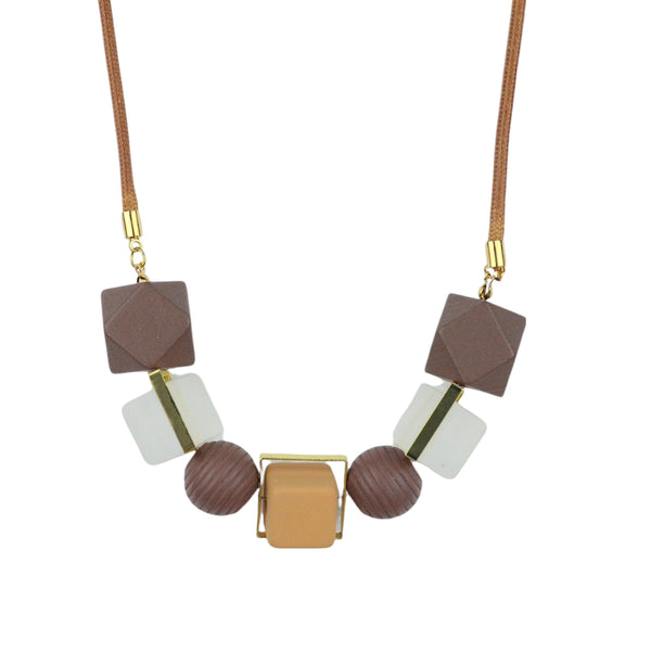 Collar con Piezas Geométricas