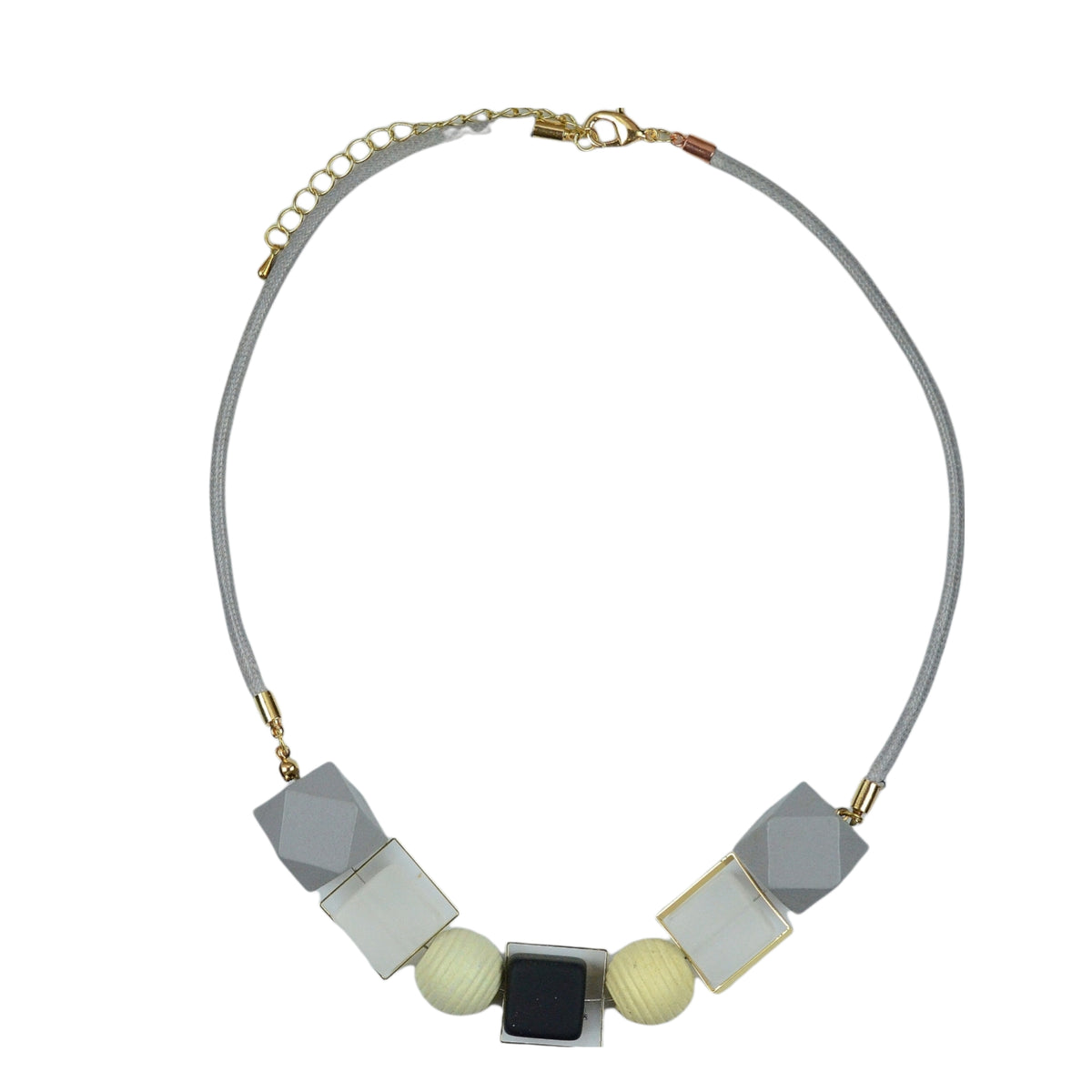 Collar con Piezas Geométricas