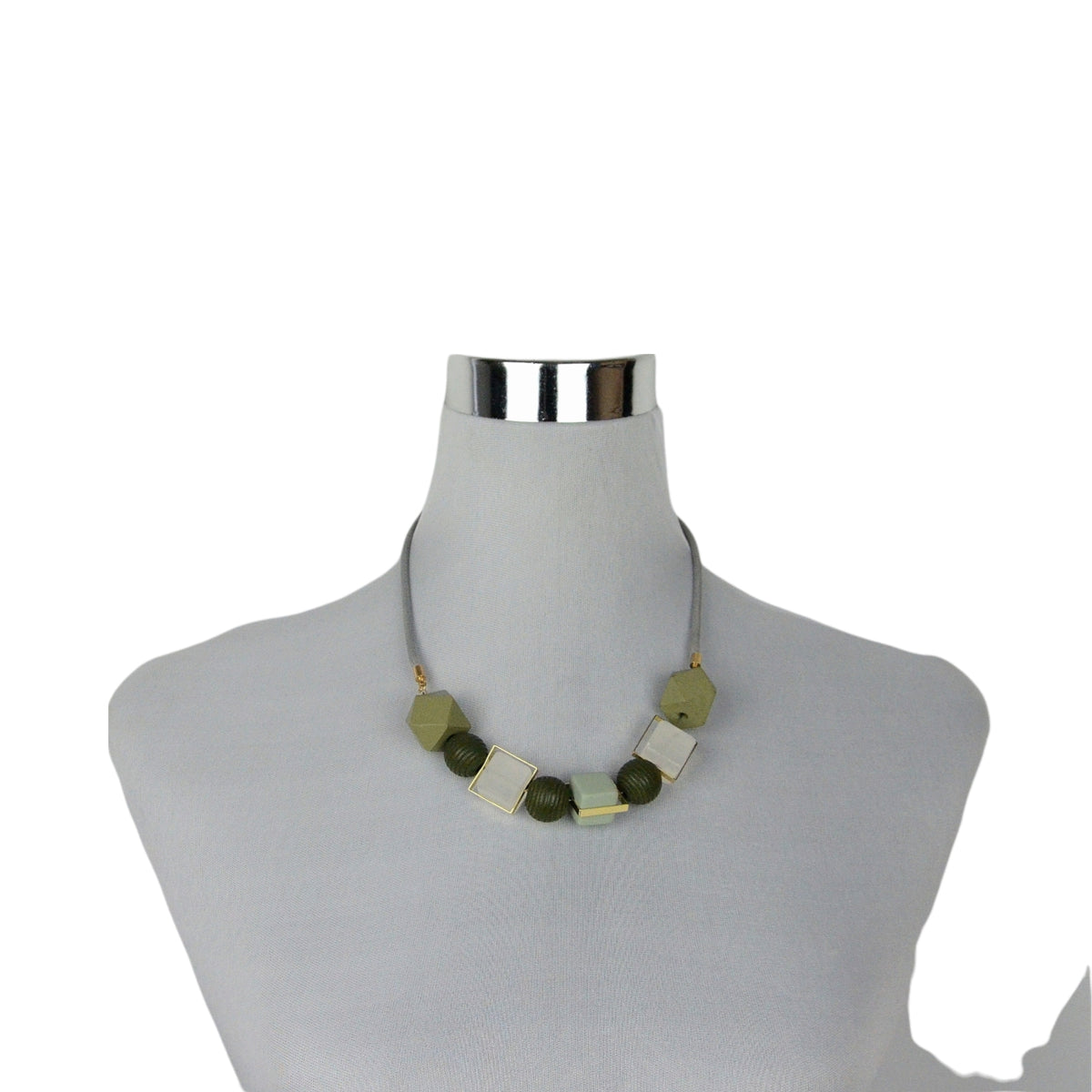 Collar con Piezas Geométricas