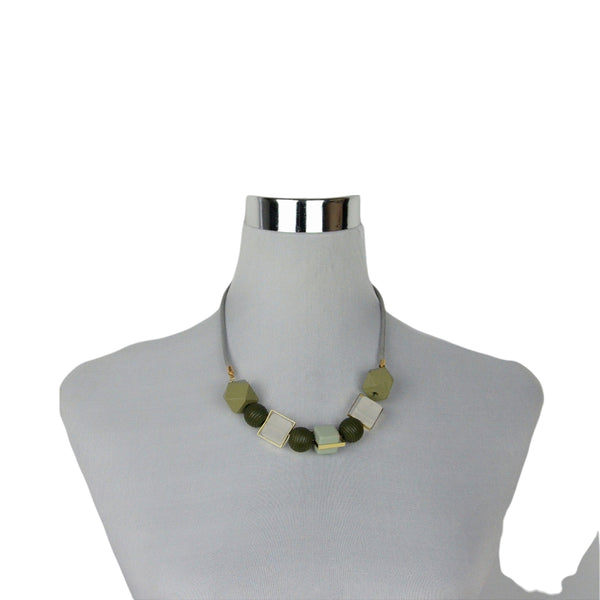 Collar con Piezas Geométricas