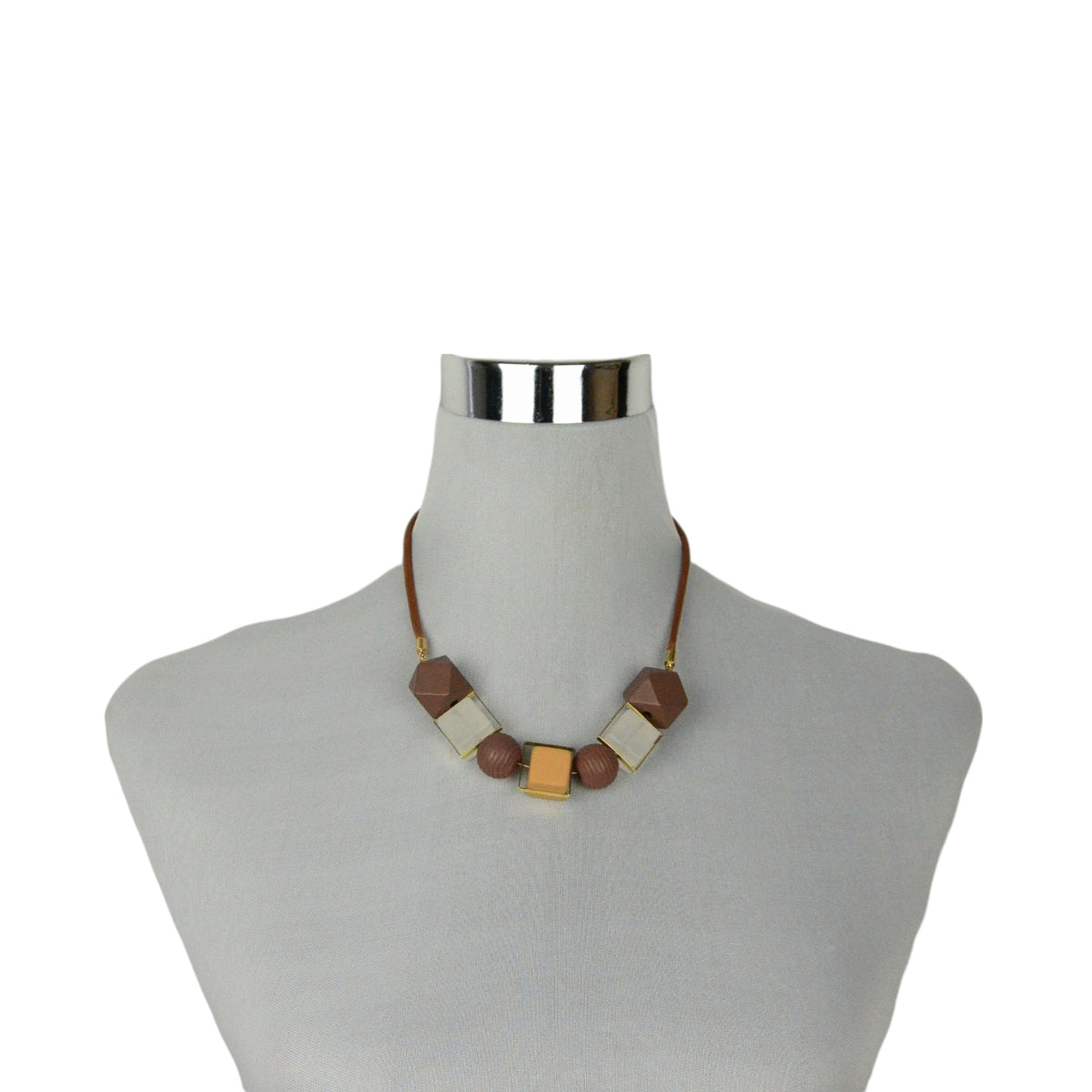 Collar con Piezas Geométricas