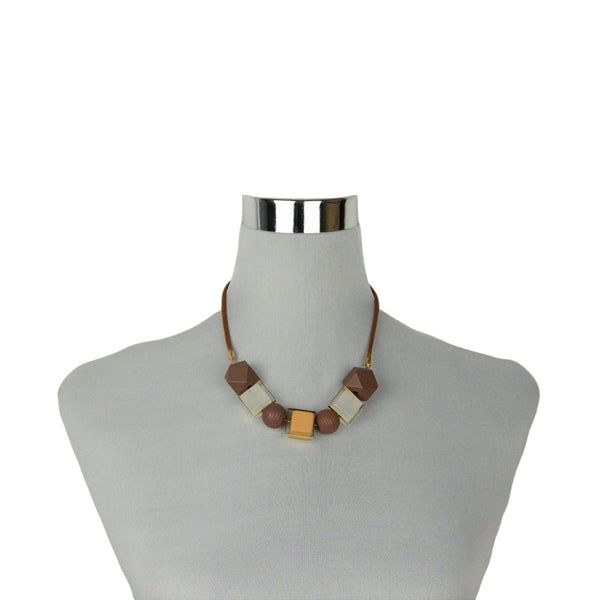 Collar con Piezas Geométricas