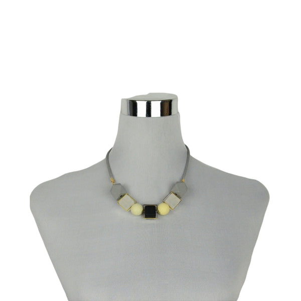 Collar con Piezas Geométricas